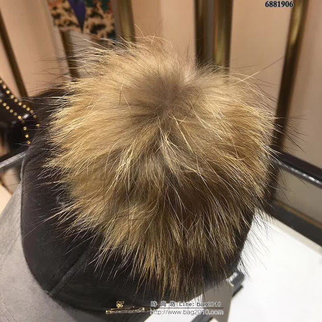 DIOR迪奧 火爆新款 羊絨搭配毛球鴨舌帽 6881906 LLWJ5654